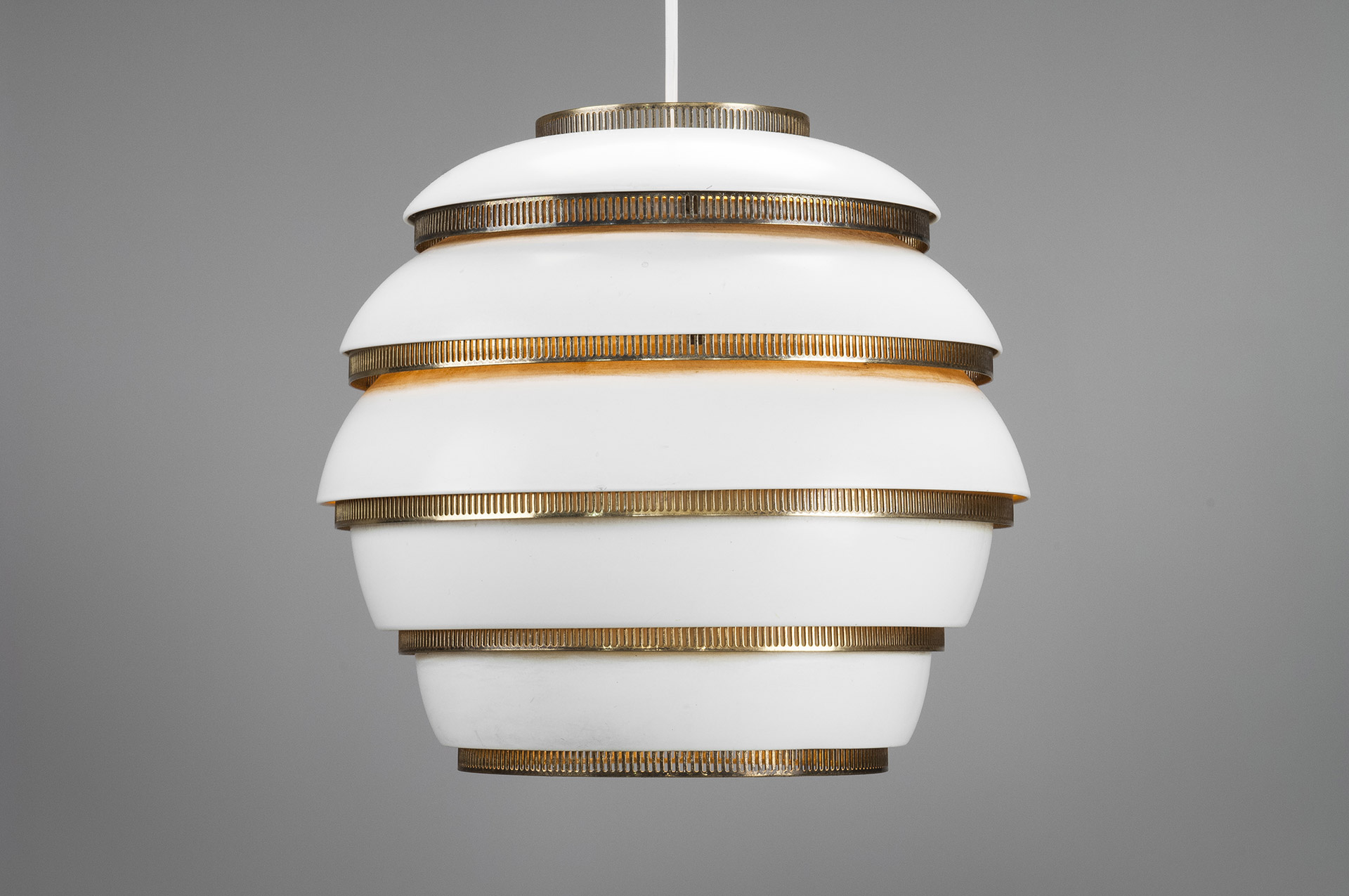 Светильник это. Alvar Aalto, Beehive Lamp, a331, 1953.. Люстра Alvar Aalto. Алвар Аалто светильник улей. Люстра улей.