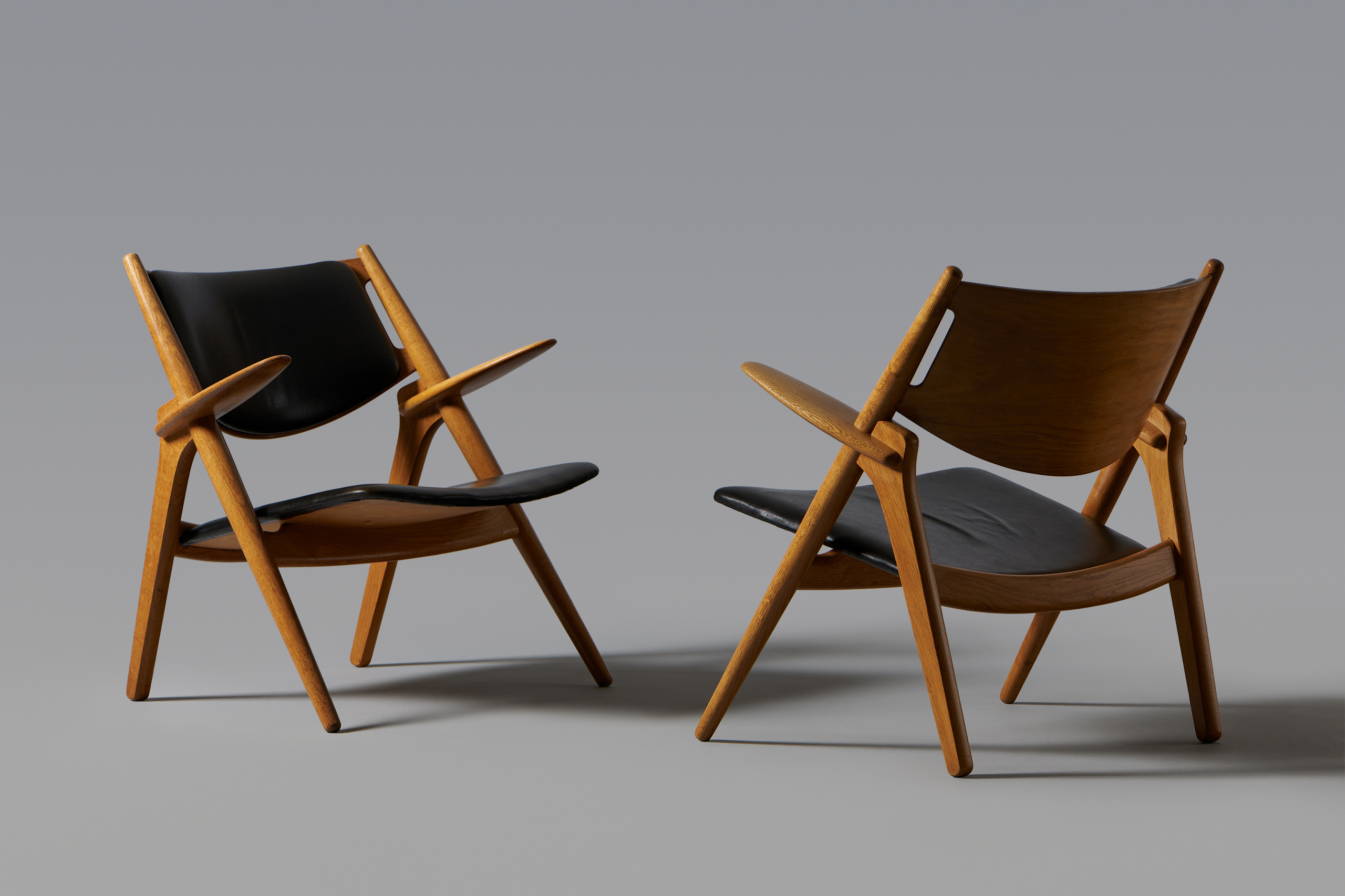 Hans J. Wegner – Pair of 'Sawbuck' Armchairs, Model no. CH28 